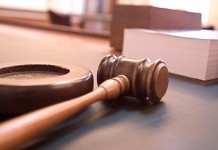 Update: Intrand in posesia.deciziei nr 5/2018 a ICCJ completurile de 5 judecatori din sedinta publica din 29 ianuarie 2018 constatam ca la articolul 54 si 55 din Hotarare, organul de decizie constata ca Judecatoarea A( Daniela Panioglu) a avut atitudini care se circumscriu abaterii disciplinare in sensul ca judecătoarea Daniela Panioglu a utilizat in sala de judecata un limbaj, afirmatii si dialoguri de natura de a-l UMILI si DEGRADA pe inculpat, conduita NEDEMNA de un judecator in sensul art 99 lit c din legea 303/2004 (nu ca alte atitudini de a arunca cu un dosar inspre/spre un judecator coleg ar fi vreo atitudine demna de sala de judecata)…Asa incat judecator Panioglu- ar trebui sa ti fie rusine si sa prezinti scuze!”