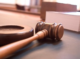 Update: Intrand in posesia.deciziei nr 5/2018 a ICCJ completurile de 5 judecatori din sedinta publica din 29 ianuarie 2018 constatam ca la articolul 54 si 55 din Hotarare, organul de decizie constata ca Judecatoarea A( Daniela Panioglu) a avut atitudini care se circumscriu abaterii disciplinare in sensul ca judecătoarea Daniela Panioglu a utilizat in sala de judecata un limbaj, afirmatii si dialoguri de natura de a-l UMILI si DEGRADA pe inculpat, conduita NEDEMNA de un judecator in sensul art 99 lit c din legea 303/2004 (nu ca alte atitudini de a arunca cu un dosar inspre/spre un judecator coleg ar fi vreo atitudine demna de sala de judecata)…Asa incat judecator Panioglu- ar trebui sa ti fie rusine si sa prezinti scuze!”