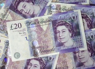 Financial Times: Deprecierea lirei scade valoarea banilor trimisi acasa de catre români lira-sterlina