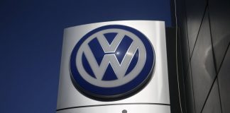 În timp ce România nu face nimic pentru proprietarii de Volkswagen, grupul auto german a ajuns la un acord cu autoritățile americane de reglementare pentru repararea sau răscumpărarea a 80.000 de automobile mărcile Audi, Porsche și Volkswagen echipate cu un motor diesel de 3.0 litri În timp ce România nu face nimic pentru proprietarii de Volkswagen