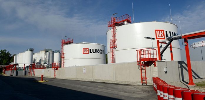 Lukoil va îngheța producția de petrol
