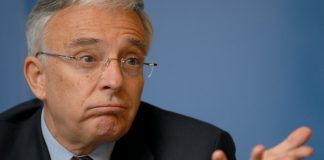 Isarescu isi supragaranteaza depozitul facut din prima de pensionare? Stie el ce a facut cu unele banci pentru a vinde vinul casei isarescu