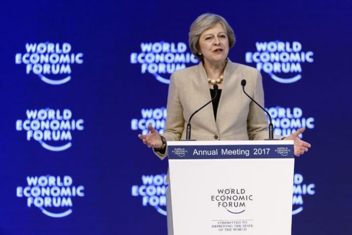 Theresa May îndeamnă companiile să renunţe la programele pe termen scurt şi să îşi arate calităţile de lideri