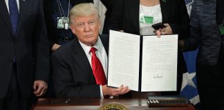 Trump interzice călătoriile în SUA pentru cetăţenii din şapte ţări din Orientul Mijlociu, „uitand” de societatile americane fondate de imigranţi sau de copiii acestora, printre care se numără: Apple, Google, Face-book, Amazon, Oracle, IBM, Uber, Yahoo, EMC, eBay, AT&T, Tesla şi Reddit Trump interzice călătoriile în SUA pentru cetăţenii din şapte ţări din Orientul Mijlociu,