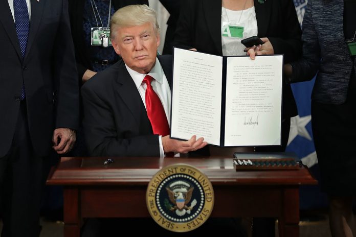 President Trump Visits Department of Homeland Security Trump interzice călătoriile în SUA pentru cetăţenii din şapte ţări din Orientul Mijlociu,