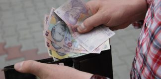Aproape 83% dintre antreprenorii chestionaţi de Consiliul Naţional pentru Întreprinderi Mici şi Mijlocii Private din România nu au capacitatea de a mări salariul minim Presiunea salariilor și a pensiilor asupra bugetului în 2017