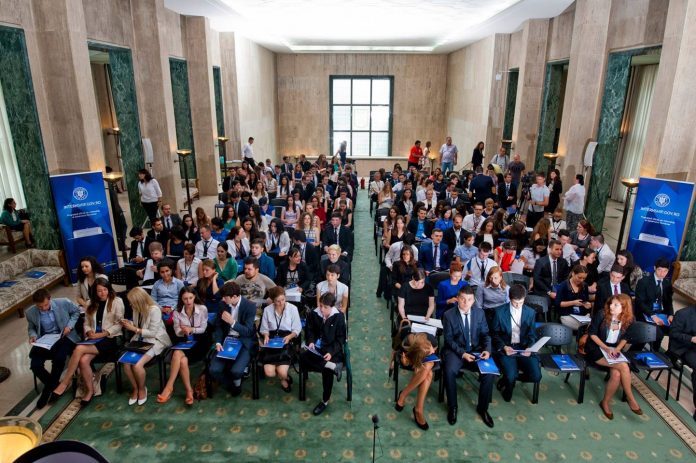 Tinerii interesaţi de o carieră în administraţia publică centrală se pot înscrie la Programul Oficial de Internship al Guvernului