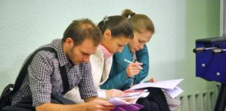 Modificările legislative anunțate de guvernanți în domeniul salarizării din sectorul bugetar nu vor stopa exodul românilor către vest Tinerii, nu pensionarii, sunt adevărata categorie defavorizată în România