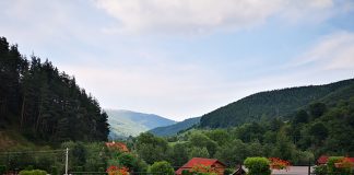 TABLOU DE FAMILIE ÎN CISNĂDIE – Primarul GHEORGHE HUJA, tatăl, managerul Spitalului Orăşenesc MARIA DELIA MINCĂ, fiica şi apriga doamnă MARIA HUJA, soţie şi mamă. O fascinantă incursiune prin declarațiile de avere oficiale. Foto: Peisaj superb, surprins de pe terasa pensiunii Râu Sadului, casa de vacanță a surorilor Huja. Asta înseamnă să poți!