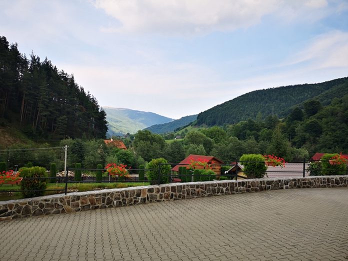 Foto: Peisaj superb, surprins de pe terasa pensiunii Râu Sadului, casa de vacanță a surorilor Huja. Asta înseamnă să poți!