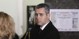 Parcursul fulminant al unei tinere speranţe a politicii româneşti, care a pornit de la o Dacie second-hand, a ajuns la palat princiar în Snagov, autoturisme, iahturi şi apartamente de lux în Monte Carlo şi a sfârşit la penitenciar unde se va „reculege” timp de 7 ani