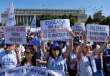 Profesorii ies din nou în stradă: 20.000 de angajați contestă noua lege a salarizării și cer modificarea grilelor de venituri legea salarizării profesorilor în 2027 contestată de angajații din educație la protestul din București