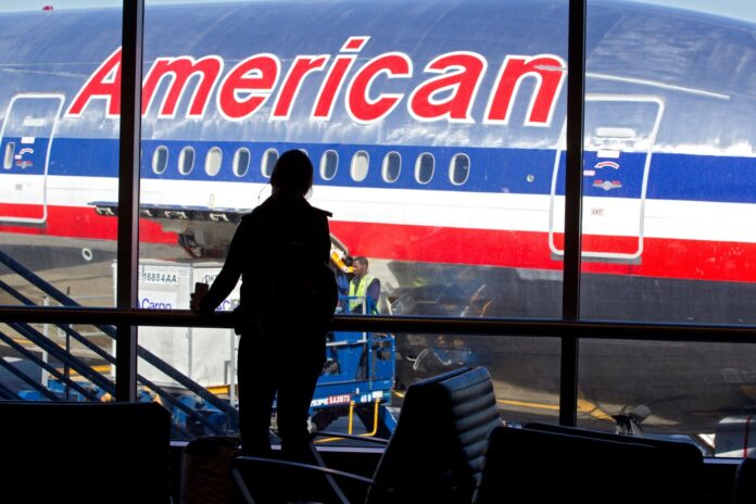 O defecțiune IT a oprit American Airlines la sol, iar furtuna a amplificat haosul pentru mii de pasageri