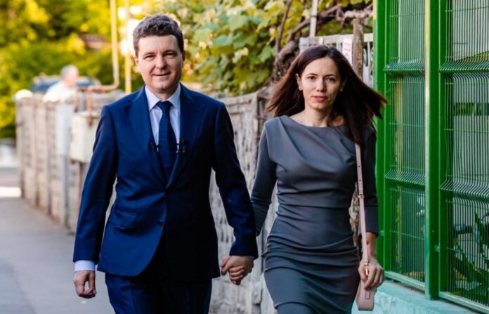 Declarația de avere a partenerei lui Nicușor Dan deschide dezbaterea despre transparența partenerilor demnitarilor