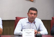 CASCADORII RÂSULUI CU PRIMARUL DIN POIANA MARE Spectacol de stand-up comedy cu iz politic și administrativ Primarul din Poiana Mare, habarnist de serviciu