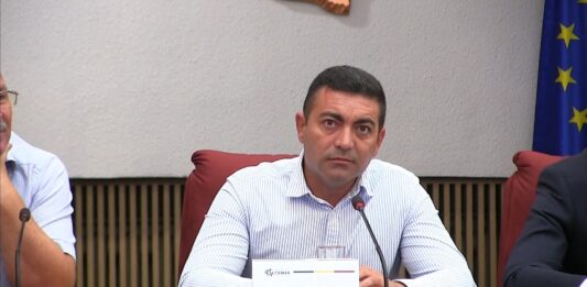CASCADORII RÂSULUI CU PRIMARUL DIN POIANA MARE Spectacol de stand-up comedy cu iz politic și administrativ Primarul din Poiana Mare, habarnist de serviciu