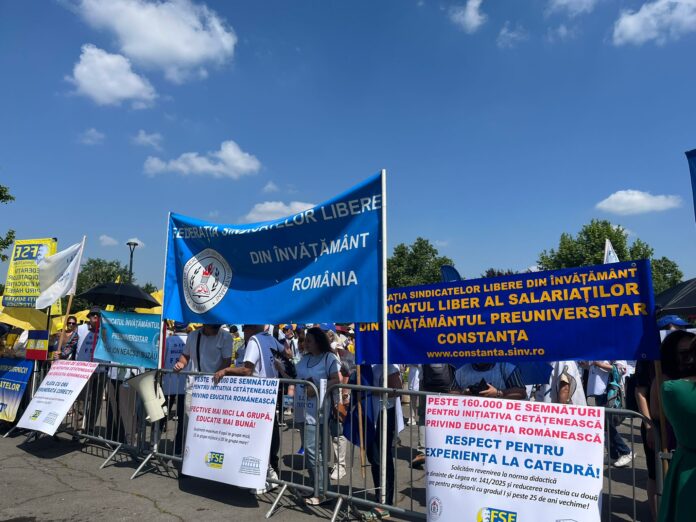 Noua lege a salarizării ține Guvernul și sindicatele din educație la distanță: peste 300.000 de angajați așteaptă soluții Noua lege a salarizării ține Guvernul și sindicatele din educație la distanță: peste 300.000 de angajați așteaptă soluții