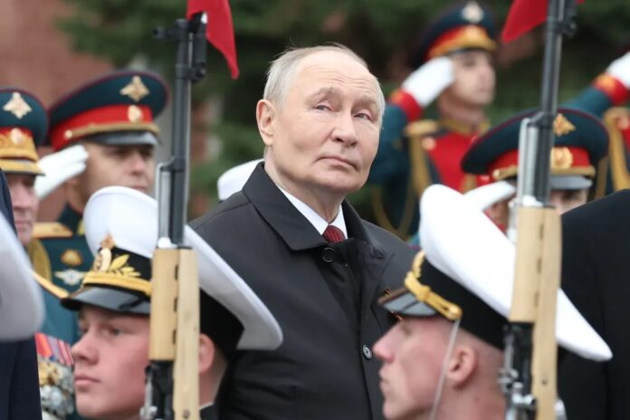 Putin mobilizează 400 de miliarde de ruble de la marile averi ale Rusiei, dar deficitul bugetar rămâne de peste 16 ori mai mare Putin mobilizează 400 de miliarde de ruble de la marile averi ale Rusiei, dar deficitul bugetar rămâne de peste 16 ori mai mare
