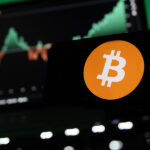 CEO-ul Coinbase spune că Bitcoin a atins minimul, dar piața încă nu confirmă o revenire durabilă