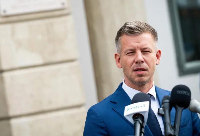 Ungaria ridică imunitatea lui Péter Magyar și a doi foști miniștri ai lui Orbán: trei anchete intră în centrul luptei politice Ungaria ridică imunitatea lui Péter Magyar și a doi foști miniștri ai lui Orbán: trei anchete intră în centrul luptei politice