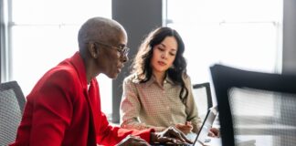 Femeile ocupă mai multe locuri de muncă decât bărbații în SUA, dar decalajul salarial începe chiar din prima zi Femeile ocupă mai multe locuri de muncă decât bărbații în SUA, dar decalajul salarial începe chiar din prima zi