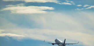 Iranul contestă sancțiunile SUA la OACI și Haga, în timp ce zborurile internaționale și accesul la Dubai se restrâng