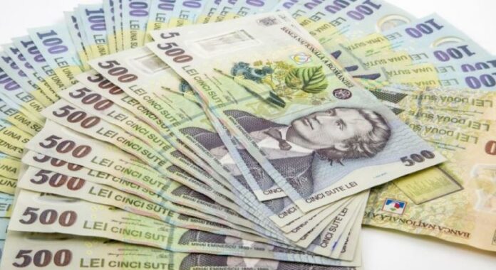 Economisirea la bănci se împarte între populație și companii: firmele accelerează, iar gospodăriile reduc ușor depozitele în lei