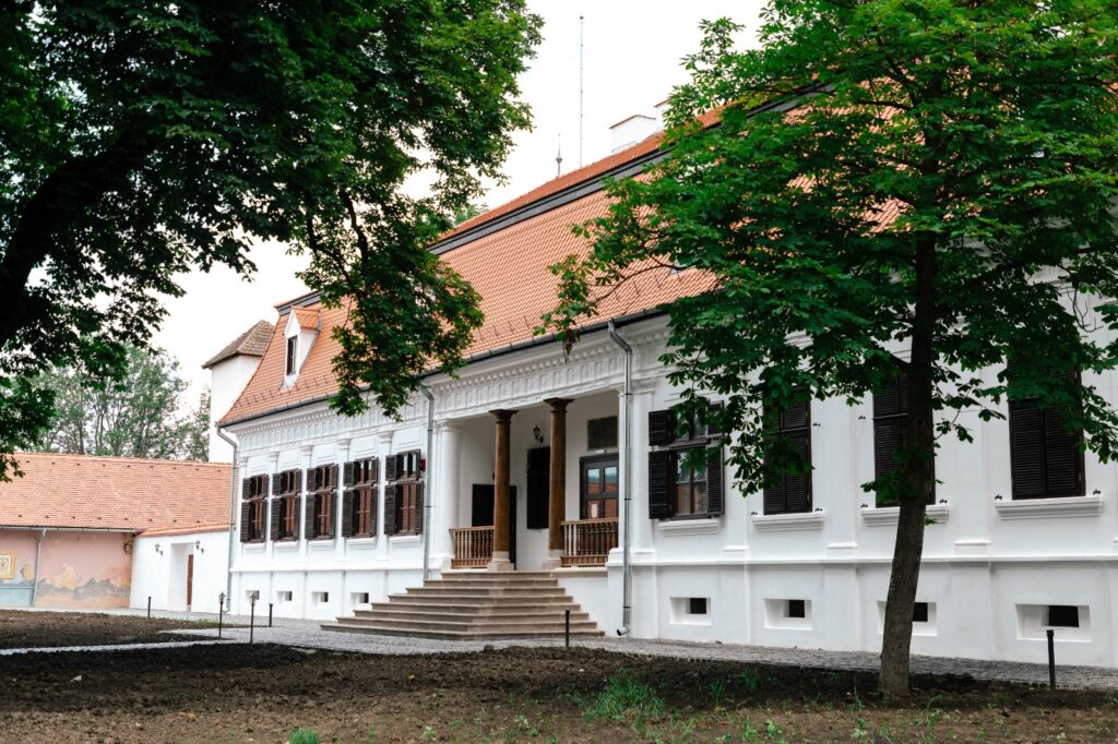 Castelul Miko din Olteni se redeschide după restaurare: patrimoniul covăsnean devine muzeu ecvestru