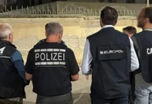Rețea cu legături suspectate cu Camorra, vizată de o operațiune în trei țări: șase arestări și sute de mii de euro falși Rețea cu legături suspectate cu Camorra, vizată de o operațiune în trei țări: șase arestări și sute de mii de euro falși
