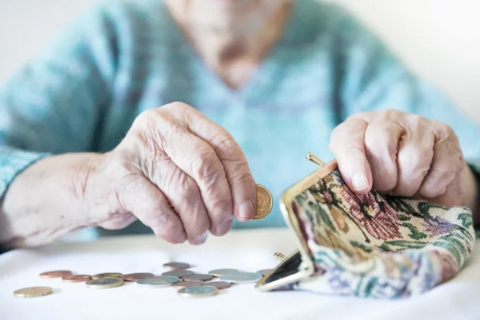 Trei sferturi dintre românii din mediul urban nu se bazează pe pensia de stat pentru un trai decent la bătrânețe
