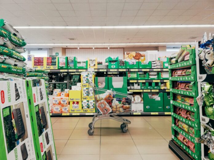 50 de euro pentru opt ore și încălțămintea plătită de angajat: oferta unui supermarket din Italia, criticată online 50 de euro pentru opt ore și încălțămintea plătită de angajat: oferta unui supermarket din Italia, criticată online