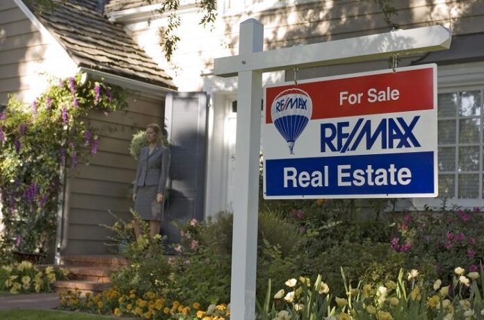 REMAX, preluat pentru 880 de milioane de dolari: miza tehnologiei pentru brokerajul imobiliar și rețeaua din România REMAX, preluat pentru 880 de milioane de dolari: miza tehnologiei pentru brokerajul imobiliar și rețeaua din România