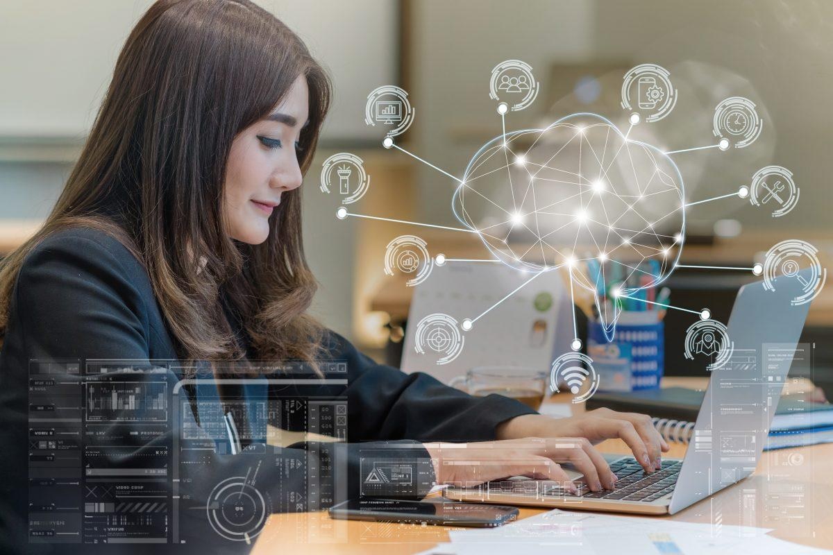 Românii folosesc AI mai ales acasă, iar companiile valorifică mai puțin interesul pentru tehnologie la serviciu