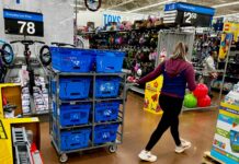 Walmart revine la cărucioarele cu opt lăzi pentru comenzile online, în ciuda riscurilor reclamate de angajați Walmart revine la cărucioarele cu opt lăzi pentru comenzile online, în ciuda riscurilor reclamate de angajați