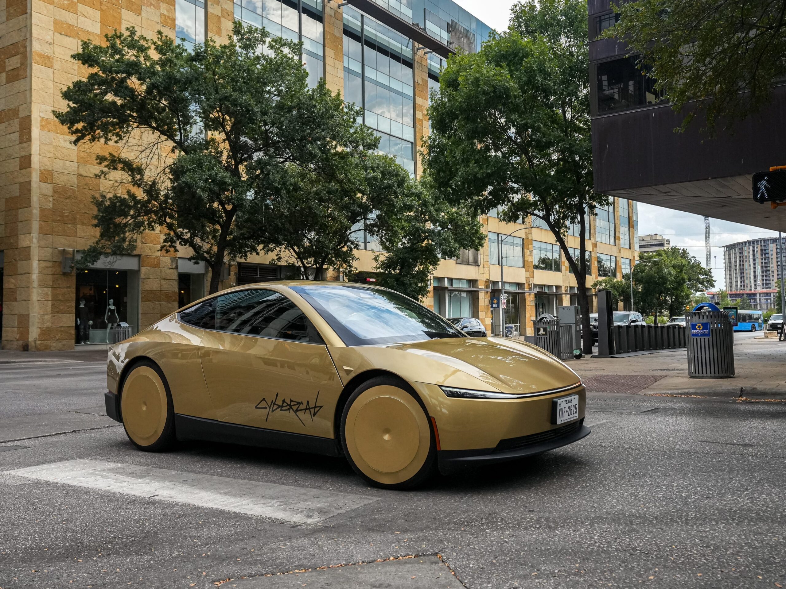 NHTSA deschide o analiză privind taxiurile autonome Tesla, după o sesizare despre viteza în zone școlare