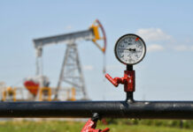 Petrolul oscilează între speranța redeschiderii Strâmtorii Ormuz și riscurile care pot reaprinde scumpirea energiei