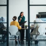 Inteligența artificială redesenează managementul: cine răspunde când oamenii și agenții digitali lucrează împreună?