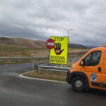 Indicatoare cu mesajul „STOP – ACCESUL INTERZIS”, montate pe autostrăzile din vest pentru prevenirea intrării pe contrasens