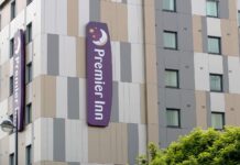 Whitbread cere înghețarea taxelor pe proprietăți, avertizând asupra investițiilor și joburilor din hoteluri Whitbread cere înghețarea taxelor pe proprietăți, avertizând asupra investițiilor și joburilor din hoteluri
