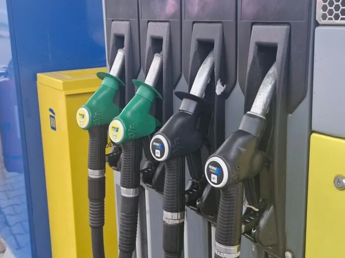 Benzina trece de 10 lei în aproape toate rețelele: OMV Petrom a scumpit litrul, în timp ce motorina a rămas la același preț