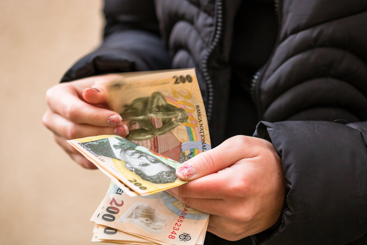 Salariul mediu net din România s-a stabilizat în termeni reali în august, la 5.688 de lei. Ce poate influența creșterea din 2027