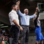 Barack Obama apare la un miting din Detroit alături de candidatul Abdul El-Sayed, înaintea alegerilor din Michigan